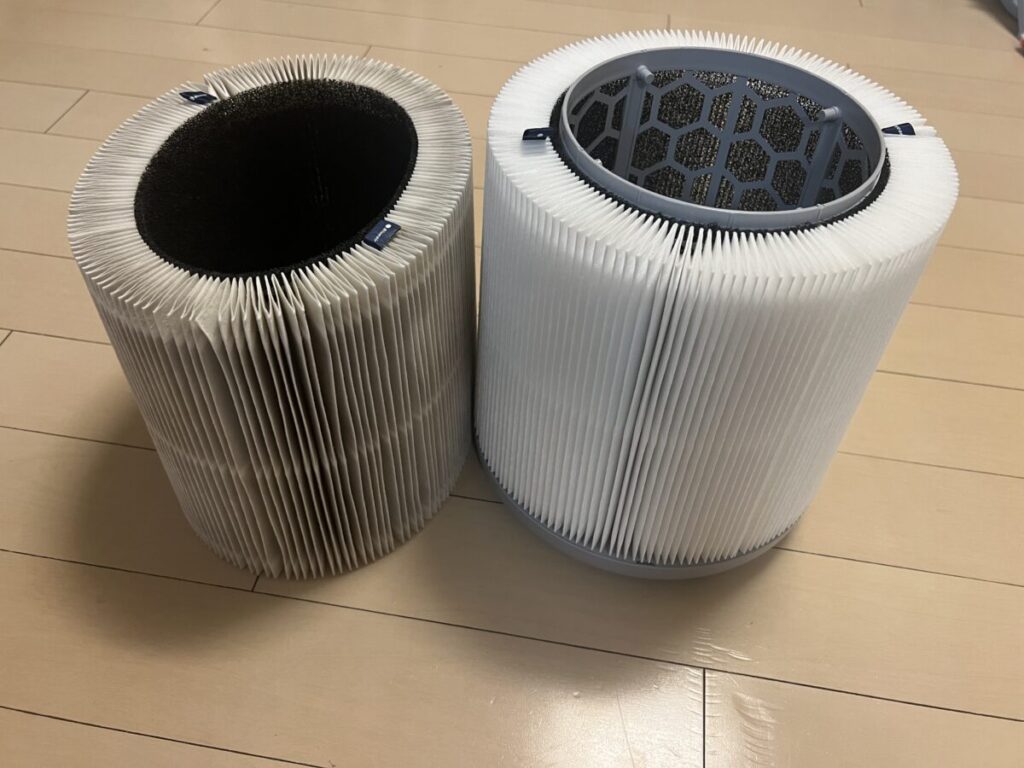 使用済みと新品の空気清浄機フィルターの比較(左:使用済み、右:新品)