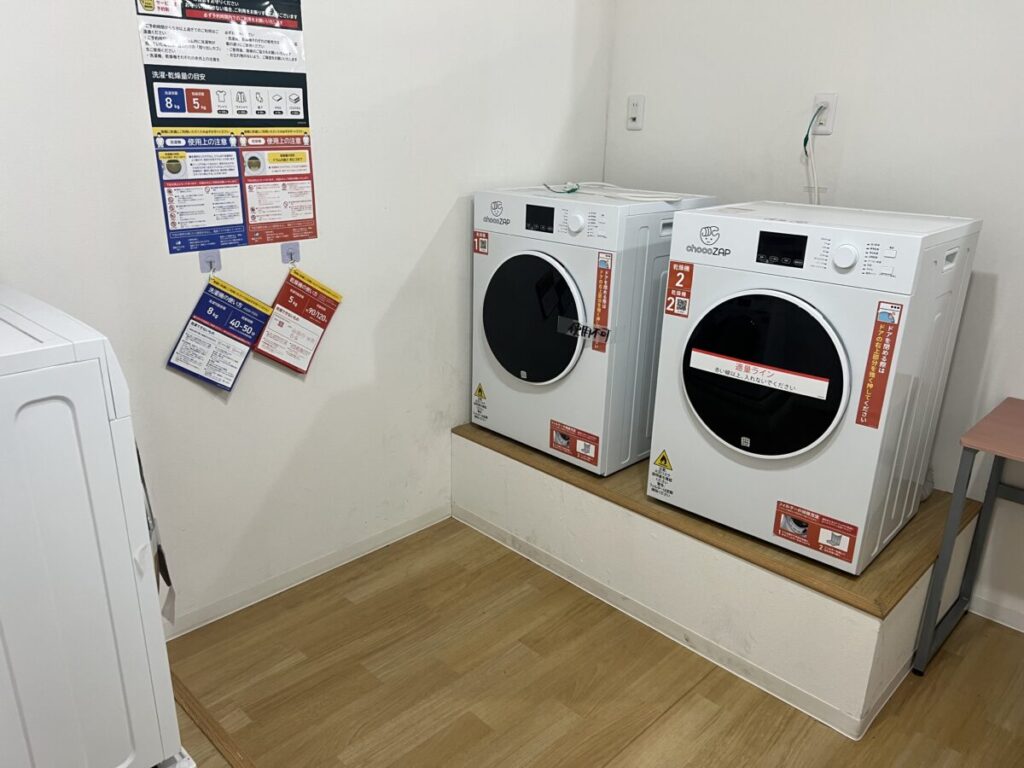 チョコザップ店内に設置された洗濯機と乾燥機