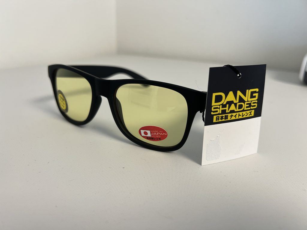 黒フレームにライトイエローのレンズが入った、DANG SHADESのナイトグラス（LOCO）