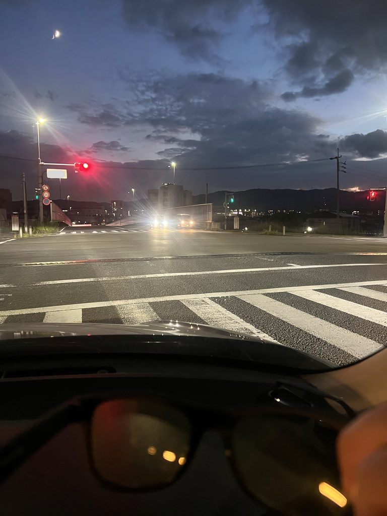 裸眼で見た交差点。対向車のヘッドライトの周りに白い光がにじんでいる